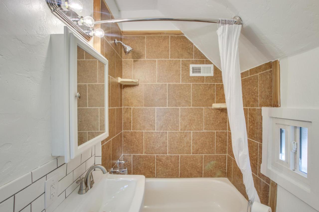 Convenient Logan Apartment - 1 Block To Town! エクステリア 写真