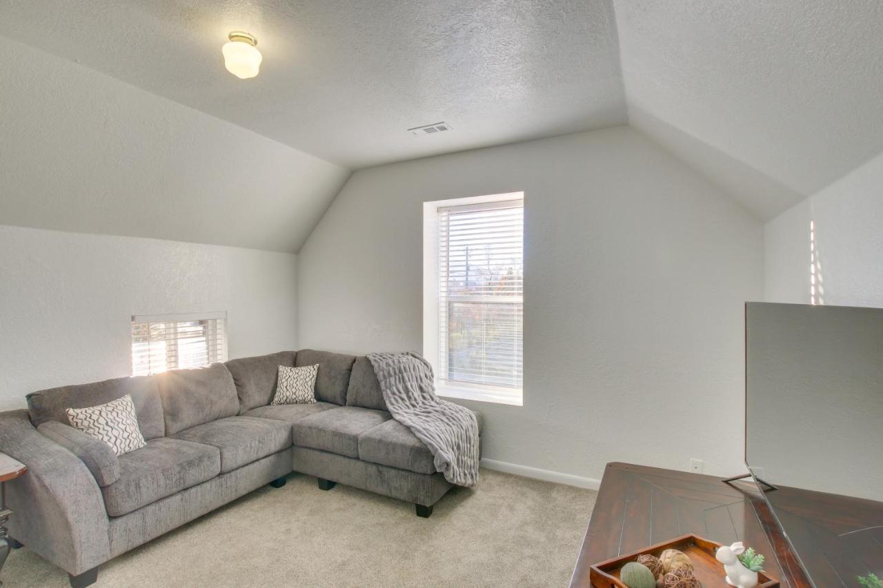 Convenient Logan Apartment - 1 Block To Town! エクステリア 写真